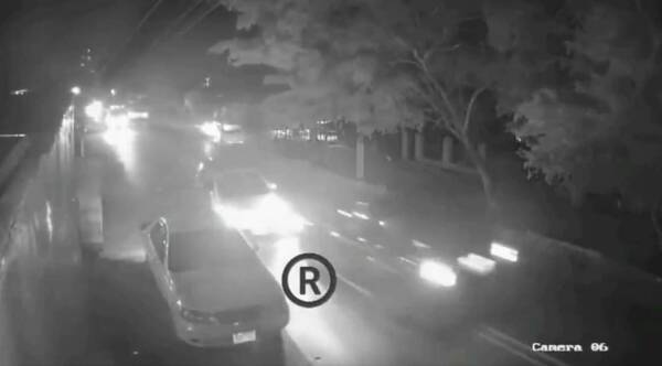 ¡Combo completo! Auto estacionado sobre la ruta e invasión de carril: pim pam pum