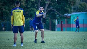 Cáceres dice que no abandonará el barco