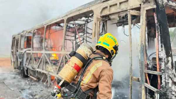 Bus que transportaba más de 100 pasajeros arde en llamas en Ypané