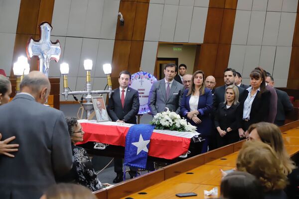 Congreso recibió los restos del exsenador Fernández Arévalos para homenajearlo - El Independiente