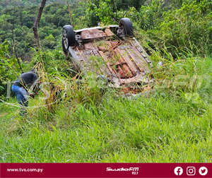 CONDUCTORA APARENTEMENTE SE QUEDÓ DORMIDA AL VOLANTE Y VOLCÓ EN CAPITÁN MIRANDA