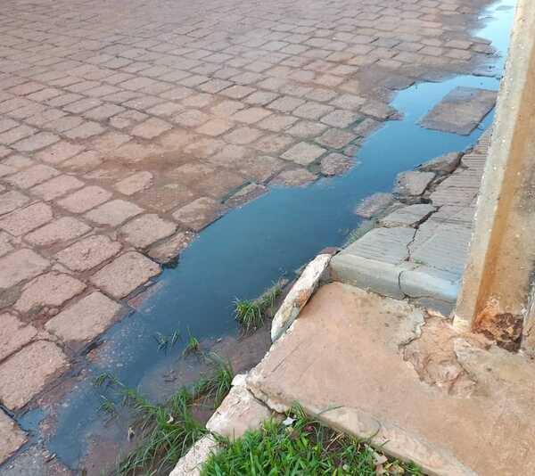 Problema de agua servida en las calles sigue sin solución | Radio Regional 660 AM