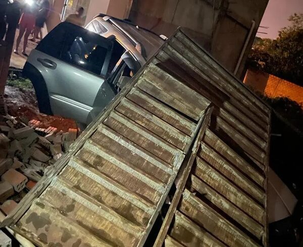 Conductor ebrio atropelló un portón y luego se quedó dormido - ABC en el Este - ABC Color