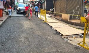 SIN VERGÜENZA: Tapan baches con terciadas que podrían volar con el primer viento