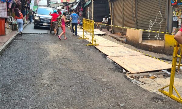 SIN VERGÜENZA: Tapan baches con terciadas que podrían volar con el primer viento