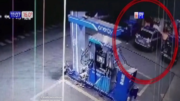 Rodado impactó contra expendedora de combustible - Noticias Paraguay