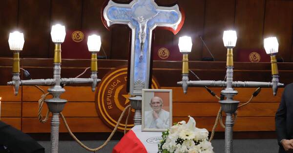 La Nación / Evelio Fernández, un modelo de legislador: así lo homenajearon parlamentarios y exsenadores