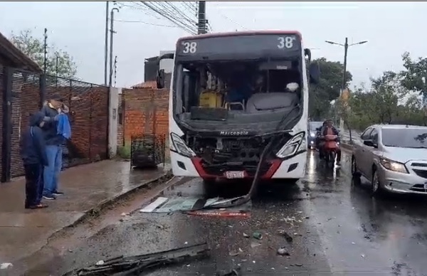 Dos menores de edad resultan heridos en accidente de buses | 1000 Noticias
