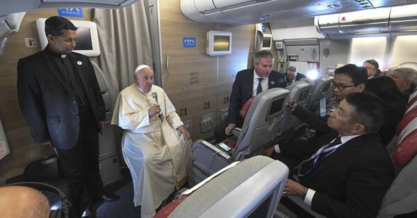 La Nación / “Viajar ya no es tan fácil”, admite el papa a su regreso de Mongolia