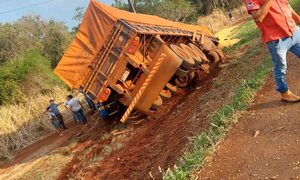 Diario HOY | Camión volcó al costado de la ruta tras explotar uno de sus neumáticos