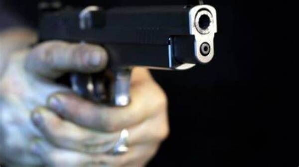 Balean a pareja a la salida de una farra: el novio omano de un disparo en la cabeza