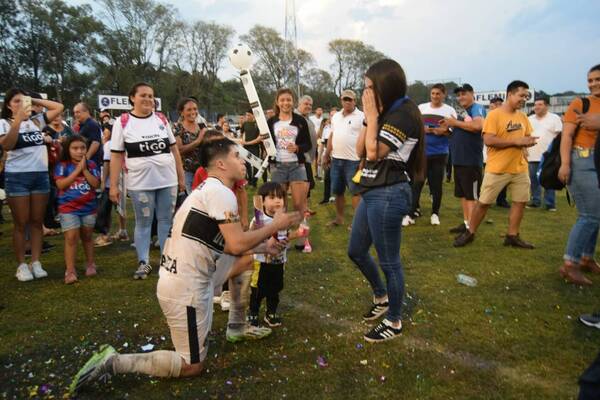 "¿Te querés casar conmigo?: Pelotero salió campeón y realizó romántico pedido en plena cancha