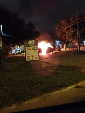 Automóvil se incendió completamente en Pilar - Nacionales - ABC Color
