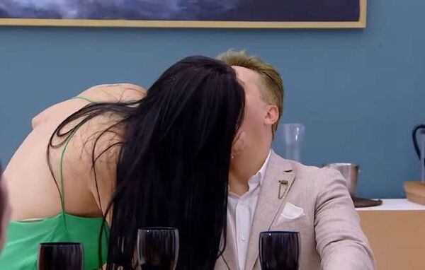 El ‘beso francés’ entre ‘Gomita’ y Cristian Castro en el ‘Hotel VIP’