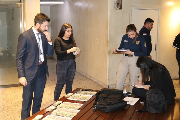 Detienen a cuatro funcionarios del Ministerio de Economía por supuesto tráfico de influencia - ADN Digital