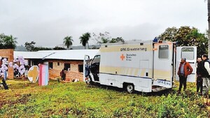 Mientras levantan una USF, reciben una ambulancia de donación