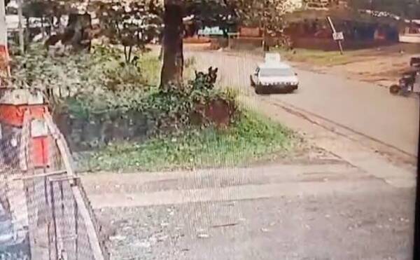 [VIDEO] ¡Increíble! Rueda de una camioneta salió y rodando tumbó una moto