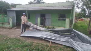 Temporal causó daños de varias viviendas en Coronel Oviedo - Noticiero Paraguay