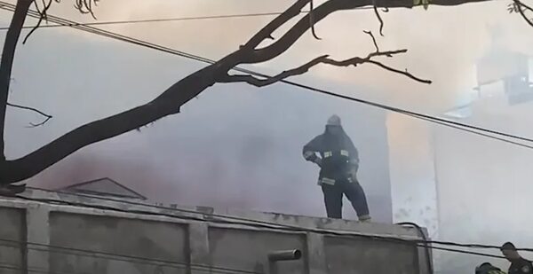 Video: incendio en inmediaciones del Mercado 4 de Asunción - Policiales - ABC Color