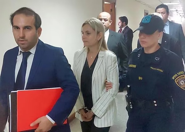 Abogado reacciona prepotentemente contra la prensa