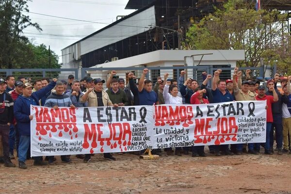 Desvinculados de Petropar se movilizan para exigir reincorporación - Economía - ABC Color