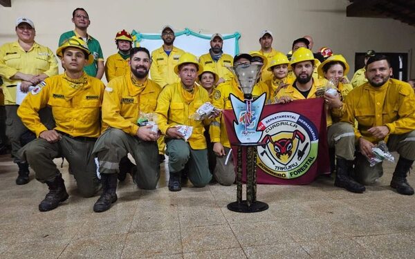Bomberos Amarillos de Hernandarias ganan premio en competencia de Movilización de Cuadrillas Forestales