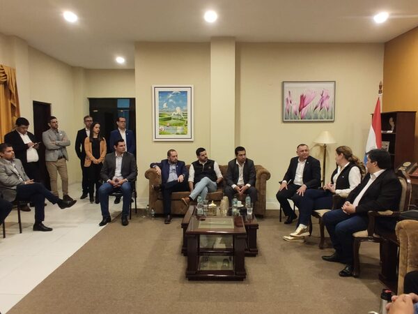 Salud Pública y EBY coordinan acciones con autoridades de Ñeembucú para fortalecer el sistema sanitario