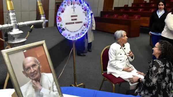 Homenajean al ex senador Evelio Fernández durante velatorio en el Congreso