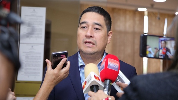 Nakayama pide urgente revisión de Recursos Humanos en el Congreso