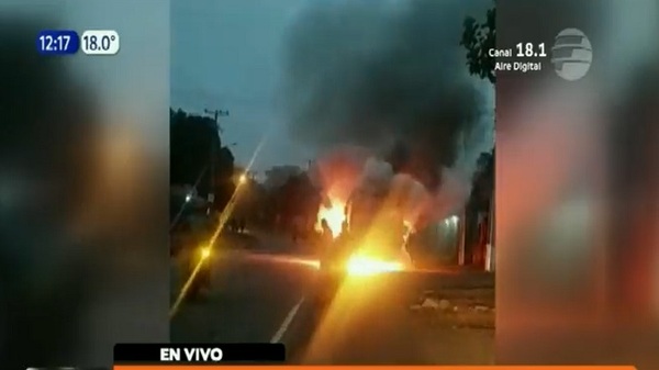 Colectivo arde en llamas en Ypané - Noticias Paraguay