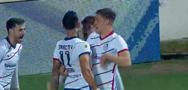 Versus / El intratable Adam Bareiro y otro golazo en la liga de Argentina