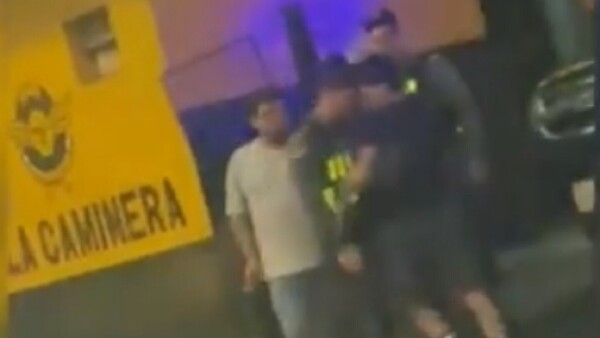 Agente de la Patrulla Caminera a los golpes con transeúntes