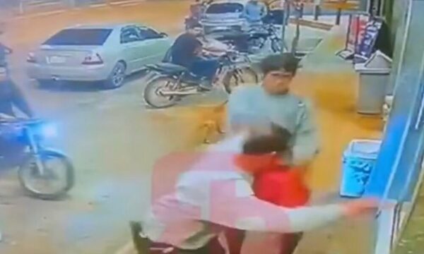 (VIDEO) ¡Por no saludar, casi fue apuñalado!