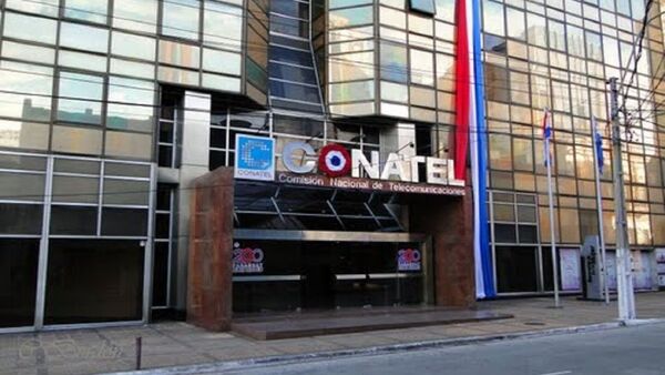 Santiago Peña cambia a directores de Conatel