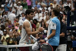 Alcaraz arrolla al joven Arnaldi y espera a Sinner en cuartos del US Open