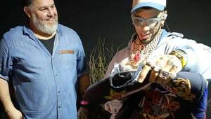 Anuel AA quedó impresionado con el saco que le regaló un diseñador paraguayo