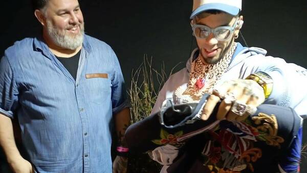 Anuel AA quedó impresionado con el saco que le regaló un diseñador paraguayo