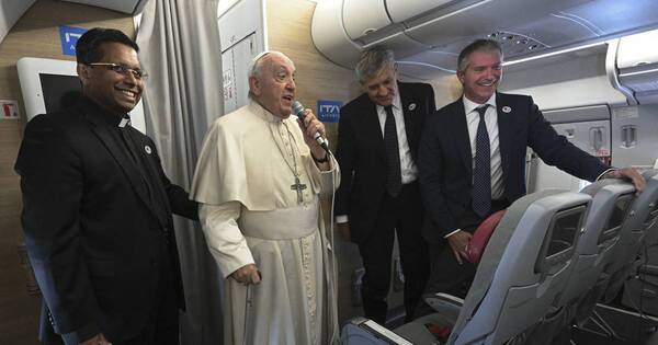 La Nación / Viajar ya no es tan fácil a su edad, admite el papa Francisco