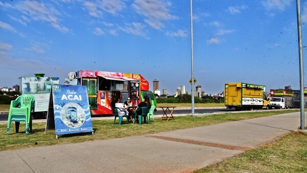 Plantean ordenamiento comercial en la Costanera con espacio reservado
