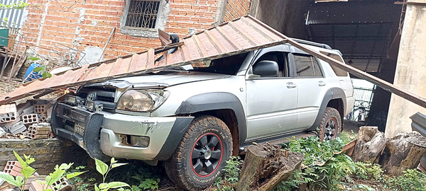 Loco del volante perdió el control de su camioneta y fue a parar en una casa - La Clave