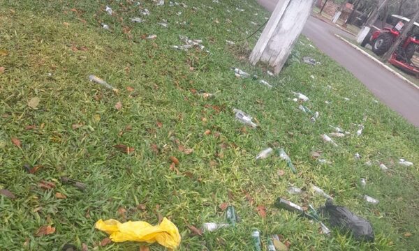 Farristas usan como basurero paseo central en Franco