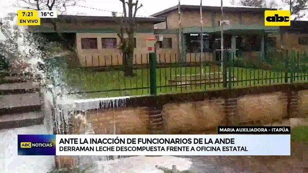 Video: Derraman leche descompuesta frente a oficina estatal en Itapúa - ABC Noticias - ABC Color