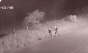 Motochorros reventaron a yiyi por un celu en Luque