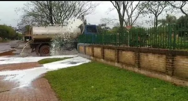 Diario HOY | VIDEO| Derraman 'leche cortada' en protesta frente a la ANDE: están 5 días sin luz