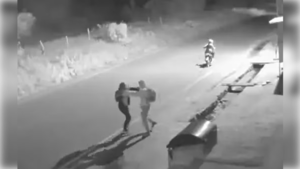 [VIDEO] ¡Sin compasión! Motochorros golpean a mujer para robarle su celular