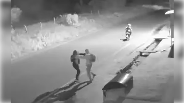 [VIDEO] ¡Sin compasión! Motochorros golpean a mujer para robarle su celular