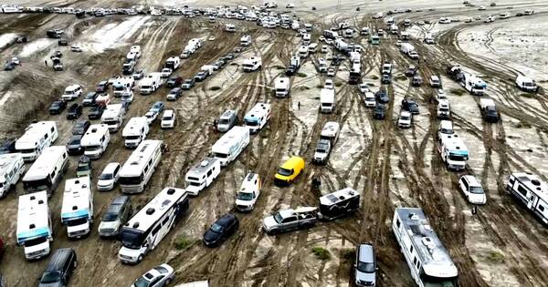 La Nación / Burning Man: miles de asistentes quedaron varados por el lodo