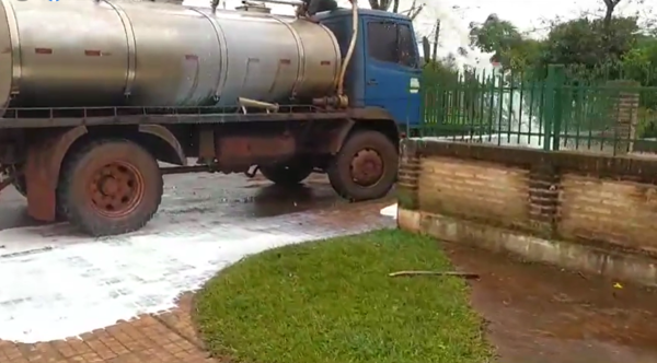 Ante inacción de la ANDE, derraman leche cortada frente a la oficina regional en Itapúa