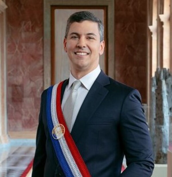 Presidente presenta dos opciones de foto oficial a instituciones estatales - El Independiente