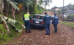 Abandonan automóvil que fue robado anoche durante asalto